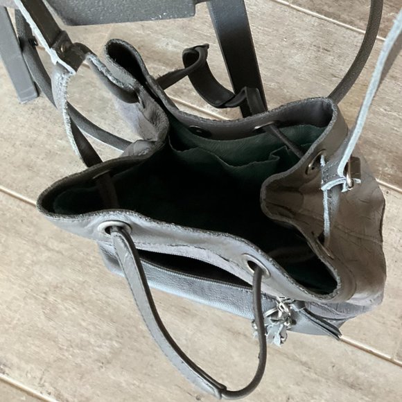 The Sak gray leather handbag with unusual draw string handles and shoulder strap - Picture 3 of 9